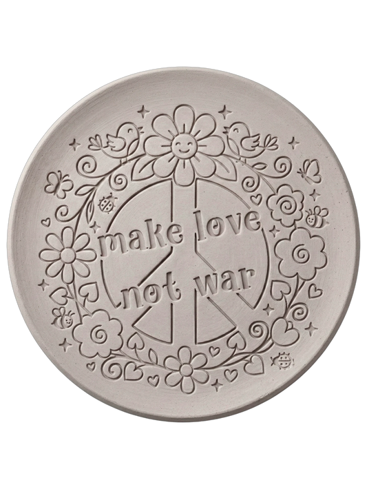 Präziser Abdruck des 'Make Love Not War' Stempels in hellem Ton. Das detailreiche Relief zeigt Blumen, Bienen und Vögel rund um das Peace-Symbol.