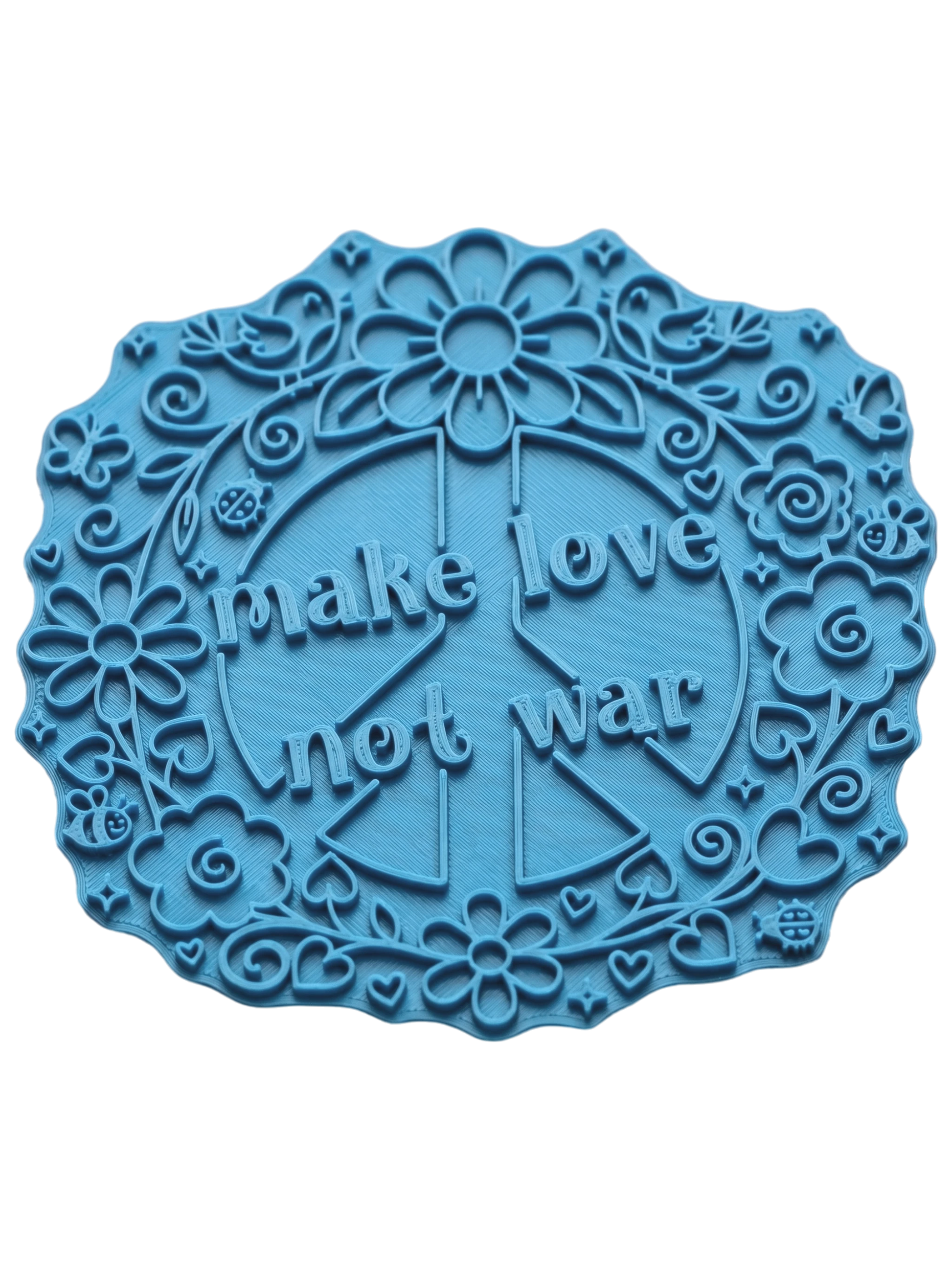Blaugrüner Keramikstempel mit Peace-Zeichen, Blumen, Vögeln und dem Schriftzug 'make love not war'. Detailreiches Töpferwerkzeug für großflächige Prägungen.