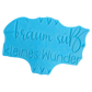 Die Rückseite des türkisfarbenen Keramikstempels zeigt die spiegelverkehrte Positionierungshilfe. Dieses durchdachte Töpferwerkzeug ermöglicht ein perfekt gerades Ausrichten des Schriftzugs auf dem Ton.