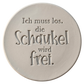 Präziser Stempelabdruck des humorvollen Spruchs 'Ich muss los. die Schaukel wird frei.' in hellem Ton. Das saubere Relief kombiniert klassische Serifenschrift mit verspielten Details auf einer runden Tonplatte.