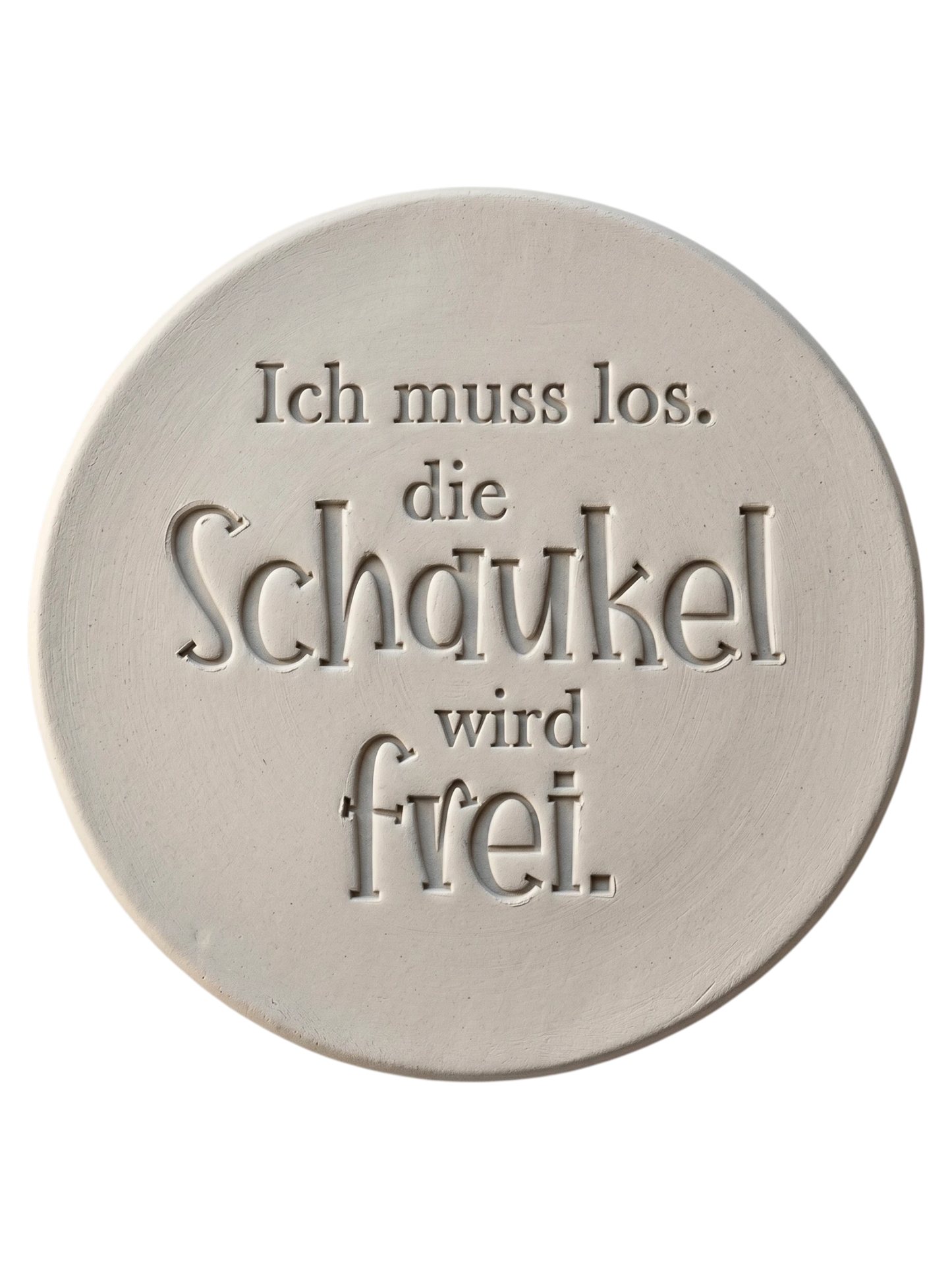 Präziser Stempelabdruck des humorvollen Spruchs 'Ich muss los. die Schaukel wird frei.' in hellem Ton. Das saubere Relief kombiniert klassische Serifenschrift mit verspielten Details auf einer runden Tonplatte.