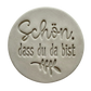 Sauberer Stempelabdruck des Spruchs 'Schön, dass du da bist' in hellem Ton mit einem kleinen Zweig-Detail. Präzises Relief für Gastgeschenke, gestaltet mit einem MinseArt Keramikstempel.