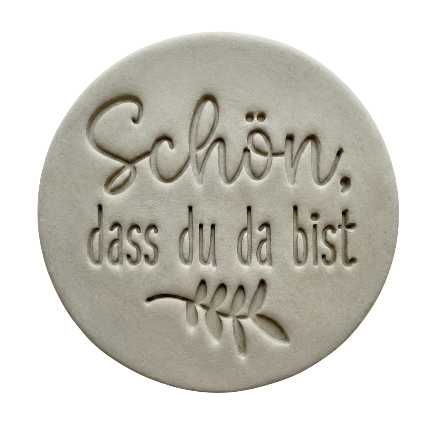 Sauberer Stempelabdruck des Spruchs 'Schön, dass du da bist' in hellem Ton mit einem kleinen Zweig-Detail. Präzises Relief für Gastgeschenke, gestaltet mit einem MinseArt Keramikstempel.