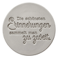 Präziser Stempelabdruck des romantischen Spruchs 'Die schönsten Erinnerungen sammelt man zu zweit' in hellem Ton. Detailreiches, sauberes Relief aus Schreibmaschinenschrift und Kalligrafie auf einer runden Tonplatte.