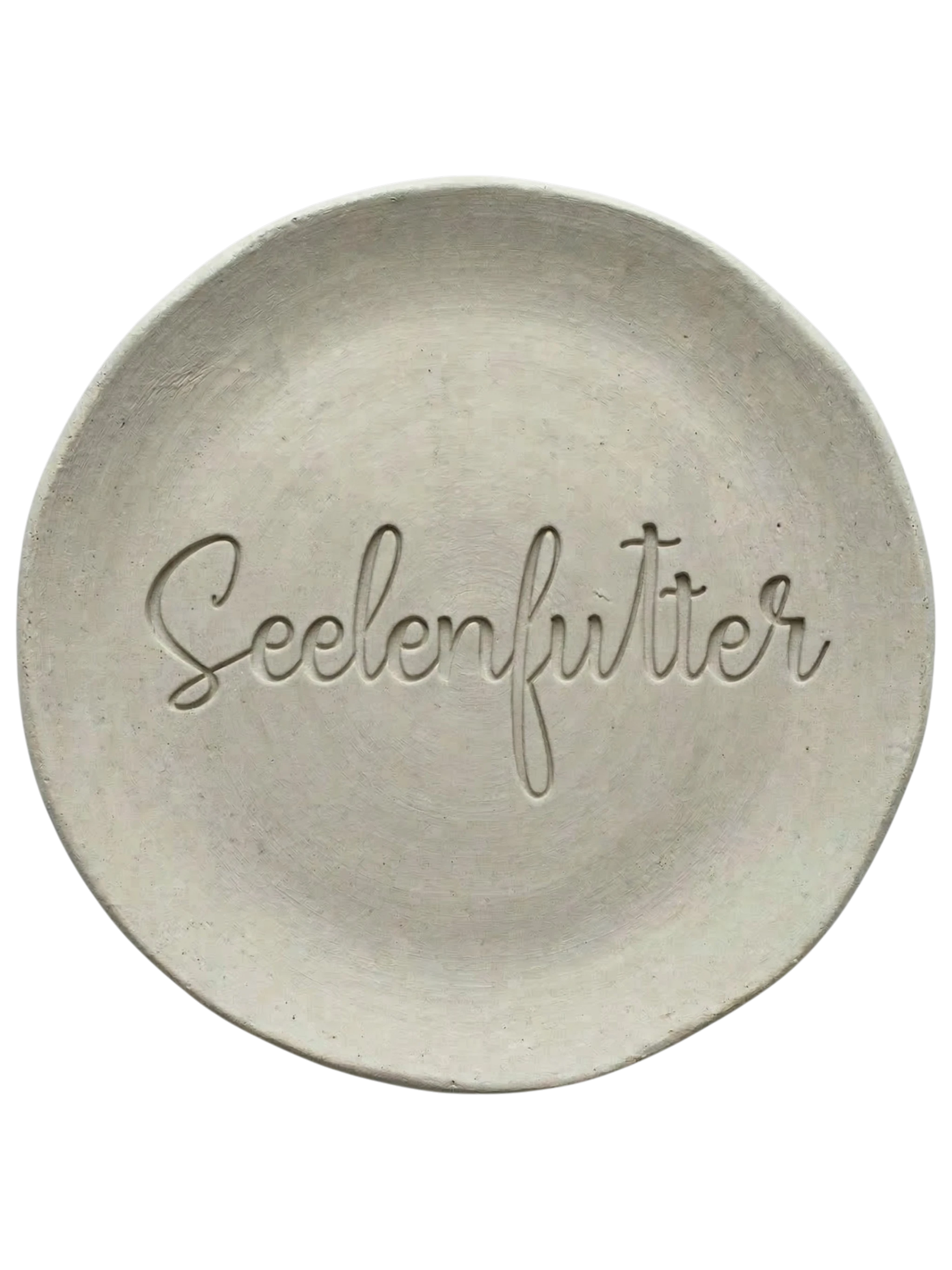 Eleganter Stempelabdruck in Schreibschrift mit dem Wort 'Seelenfutter' auf einem runden Tonteller. Hochwertiges Relief-Ergebnis für Keramikprojekte, erstellt mit einem MinseArt Keramikstempel.