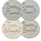 Vier verschiedene Abdrücke im Ton: Beste Mama, Bester Papa, Beste Schwester und Bester Bruder. Die präzisen Schriftzüge mit Herz-Details wurden mit dem MinseArt Spar-Set erstellt. Inspiration für persönliche Geschenke aus Keramik für die ganze Familie.