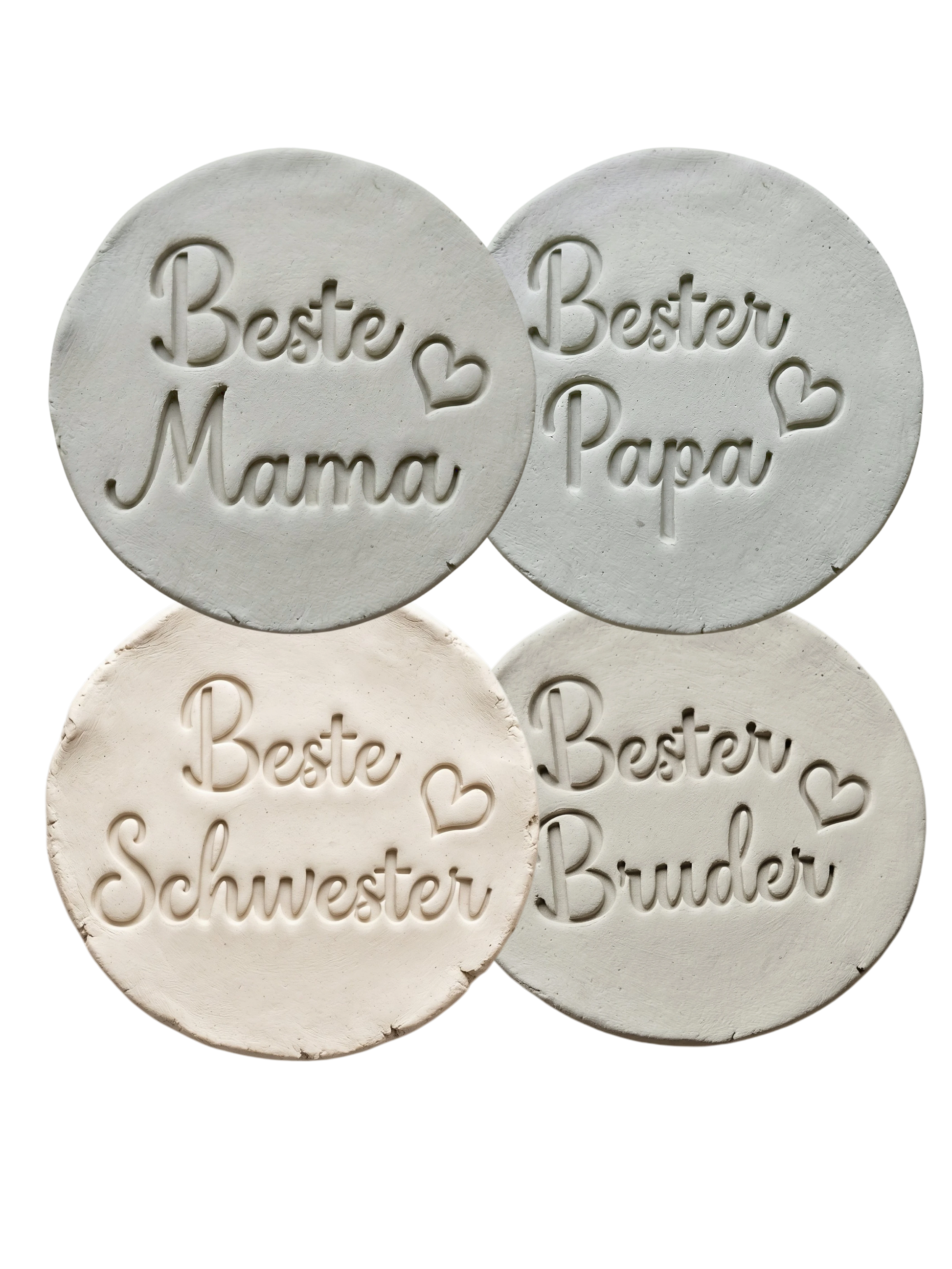 Vier verschiedene Abdrücke im Ton: Beste Mama, Bester Papa, Beste Schwester und Bester Bruder. Die präzisen Schriftzüge mit Herz-Details wurden mit dem MinseArt Spar-Set erstellt. Inspiration für persönliche Geschenke aus Keramik für die ganze Familie.