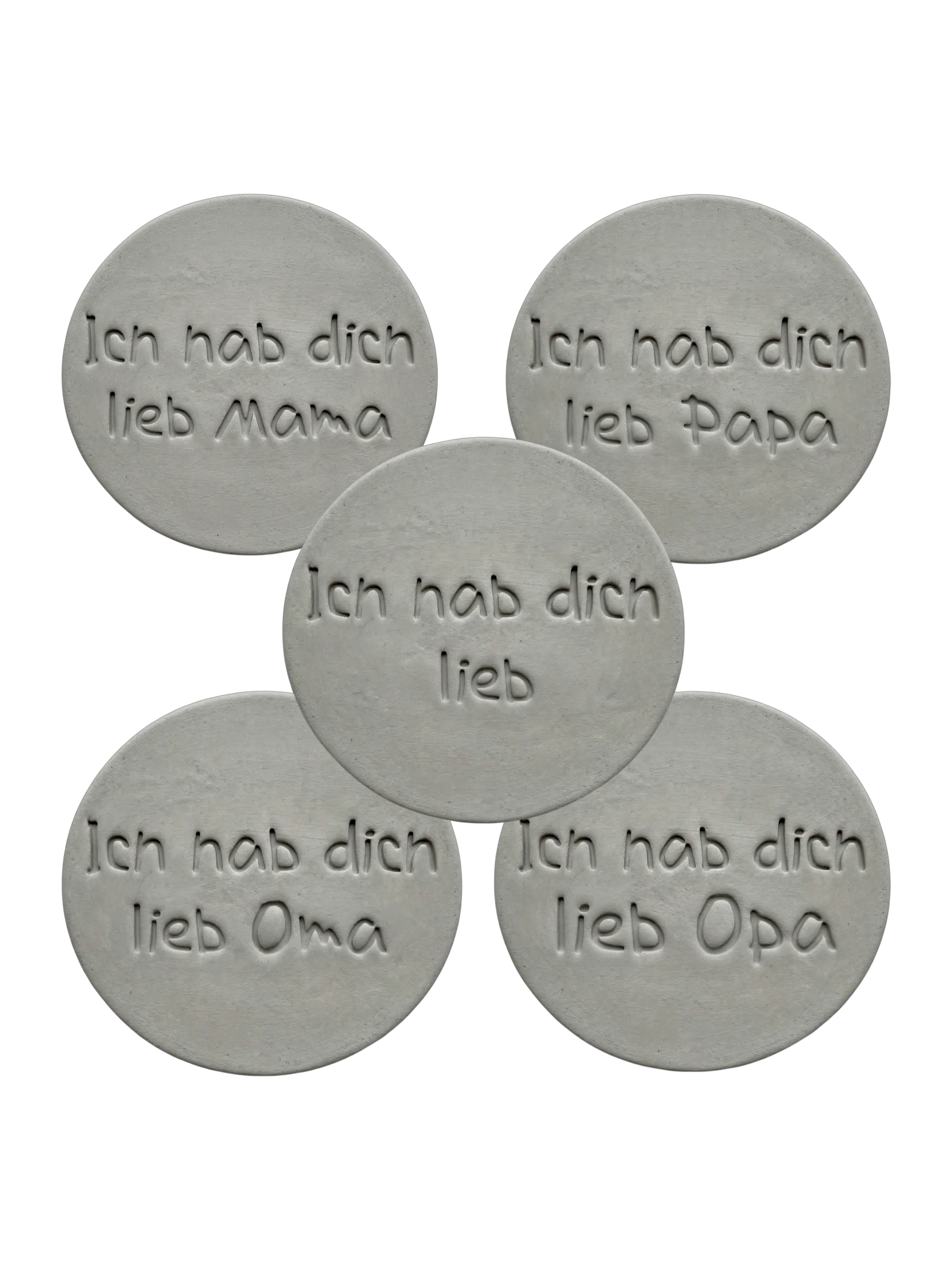 Fünf runde Abdrücke im Ton mit den Schriftzügen 'Ich hab dich lieb' für Mama, Papa, Oma und Opa sowie eine neutrale Variante. Das komplette Spar-Set für persönliche Familiengeschenke aus Keramik.