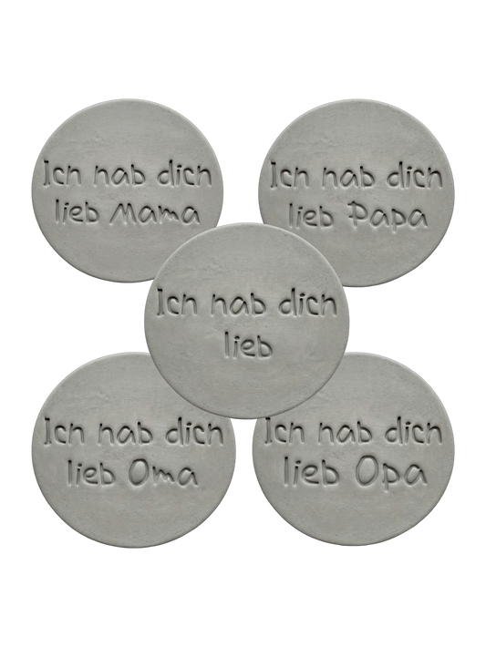 Fünf runde Abdrücke im Ton mit den Schriftzügen 'Ich hab dich lieb' für Mama, Papa, Oma und Opa sowie eine neutrale Variante. Das komplette Spar-Set für persönliche Familiengeschenke aus Keramik.