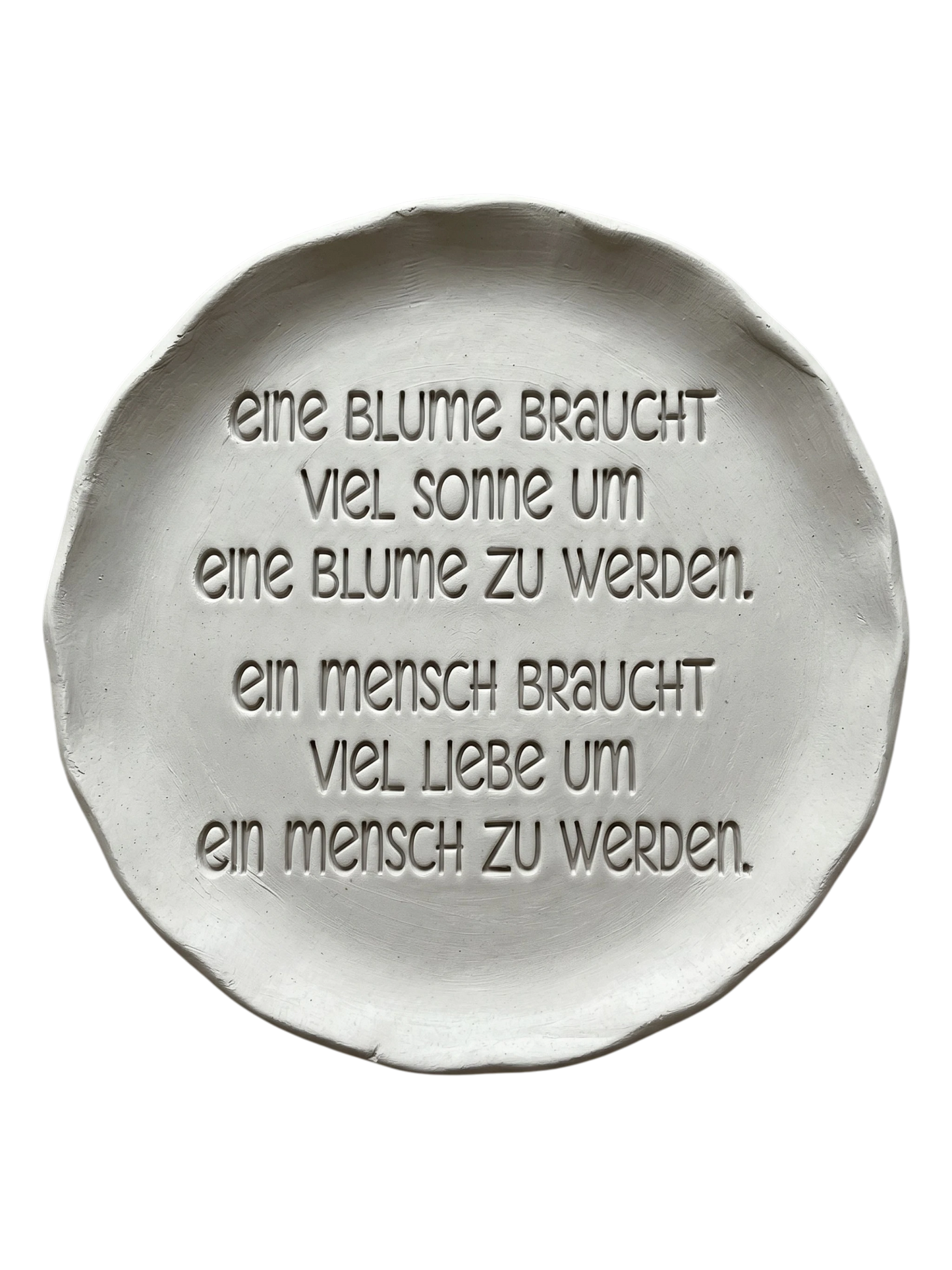 Präziser Abdruck im hellen Ton mit dem Spruch über Blumen, Sonne und Liebe. Kreative Töpfer-Idee für Wandteller, Türschilder oder Geburtsgeschenke.