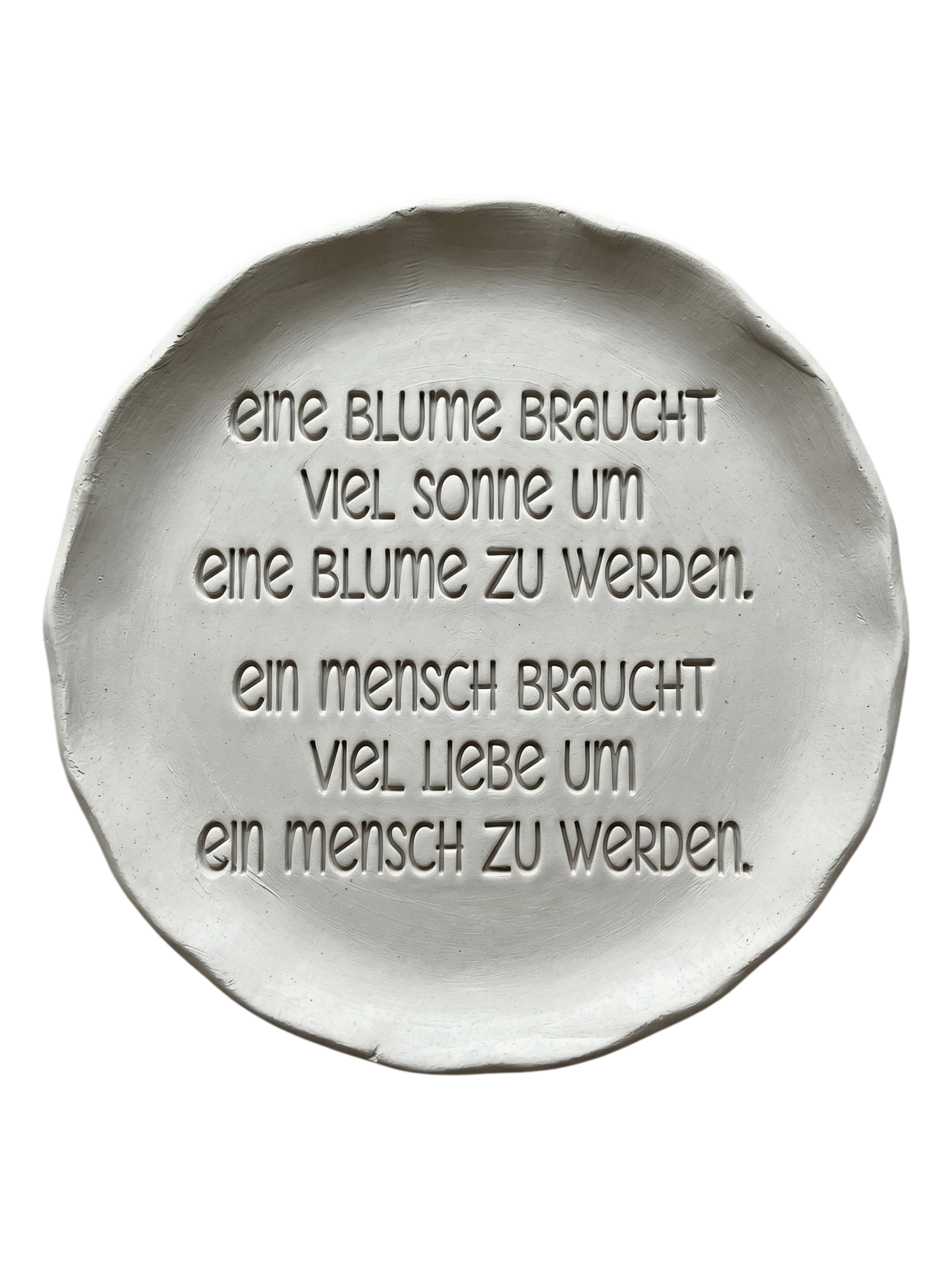 Präziser Abdruck im hellen Ton mit dem Spruch über Blumen, Sonne und Liebe. Kreative Töpfer-Idee für Wandteller, Türschilder oder Geburtsgeschenke.