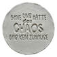 Präziser Abdruck im hellen Ton mit dem Spruch über das Chaos und Zuhause. Kreative Töpfer-Idee für Türschilder, Wandteller oder lustige Geschenke aus Keramik.