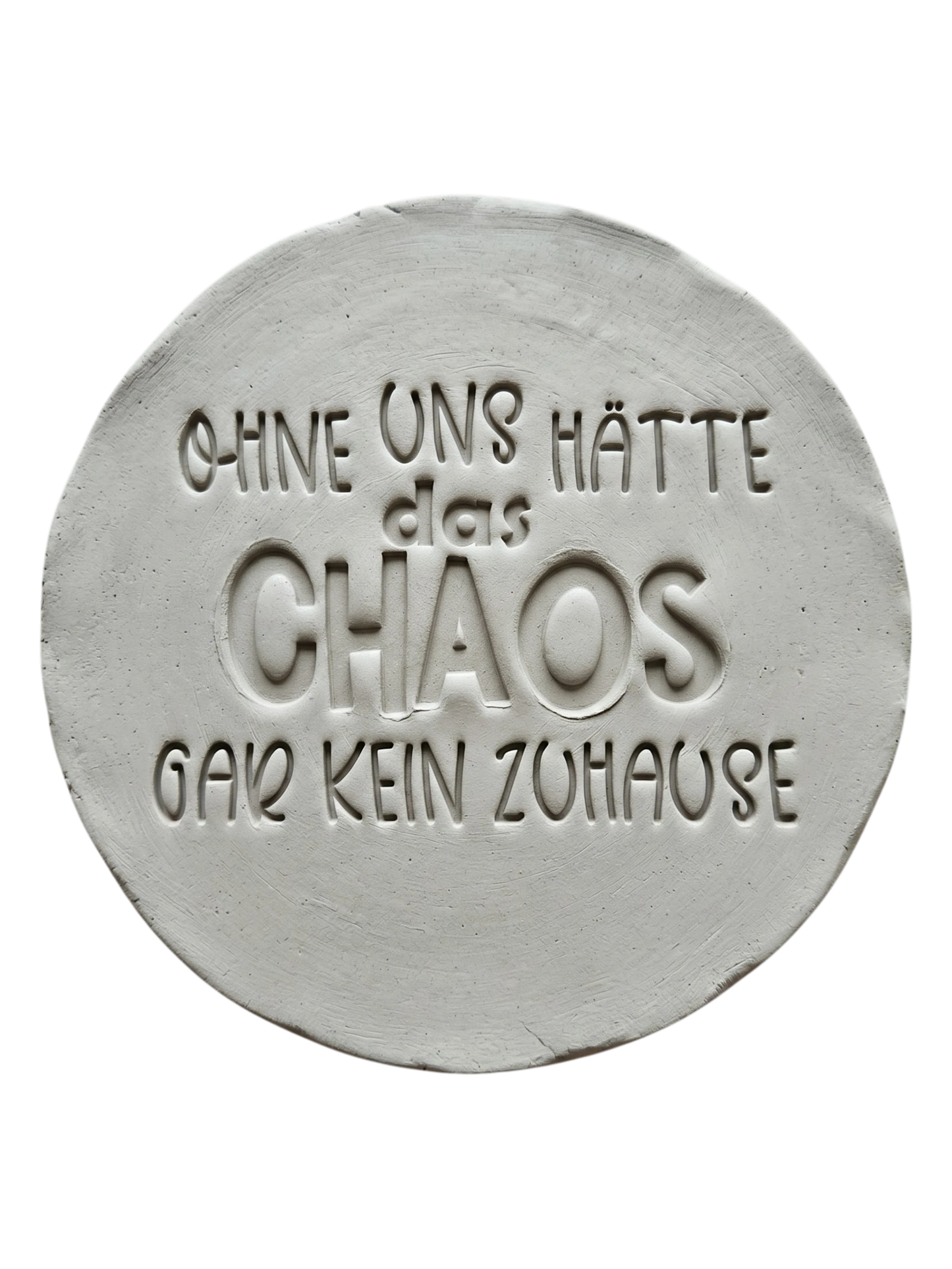 Präziser Abdruck im hellen Ton mit dem Spruch über das Chaos und Zuhause. Kreative Töpfer-Idee für Türschilder, Wandteller oder lustige Geschenke aus Keramik.