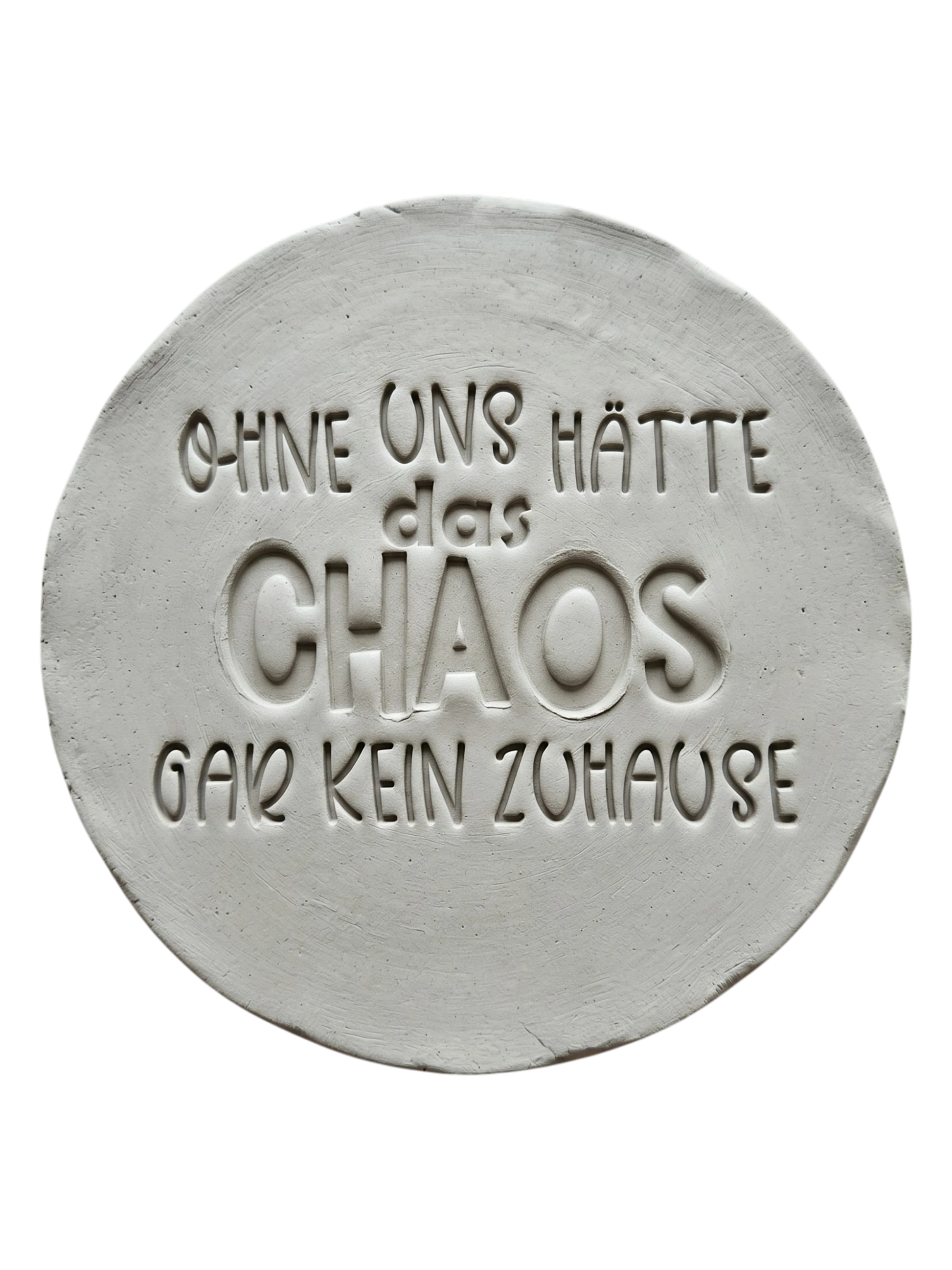 Präziser Abdruck im hellen Ton mit dem Spruch über das Chaos und Zuhause. Kreative Töpfer-Idee für Türschilder, Wandteller oder lustige Geschenke aus Keramik.