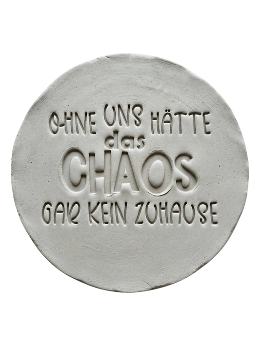 Präziser Abdruck im hellen Ton mit dem Spruch über das Chaos und Zuhause. Kreative Töpfer-Idee für Türschilder, Wandteller oder lustige Geschenke aus Keramik.