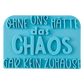 Blaugrüner Textstempel für Ton mit dem humorvollen Spruch 'Ohne uns hätte das Chaos gar kein Zuhause'. Stabiles Werkzeug für saubere Prägungen in Keramik.