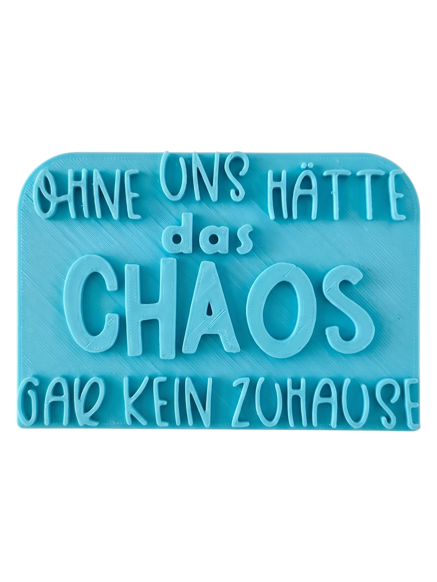 Blaugrüner Textstempel für Ton mit dem humorvollen Spruch 'Ohne uns hätte das Chaos gar kein Zuhause'. Stabiles Werkzeug für saubere Prägungen in Keramik.