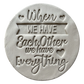 Präziser Abdruck im hellen Ton mit dem Spruch 'When we have each other we have everything' und Herz-Details. Kreative Töpfer-Idee für Hochzeitsgeschenke oder Wandteller.