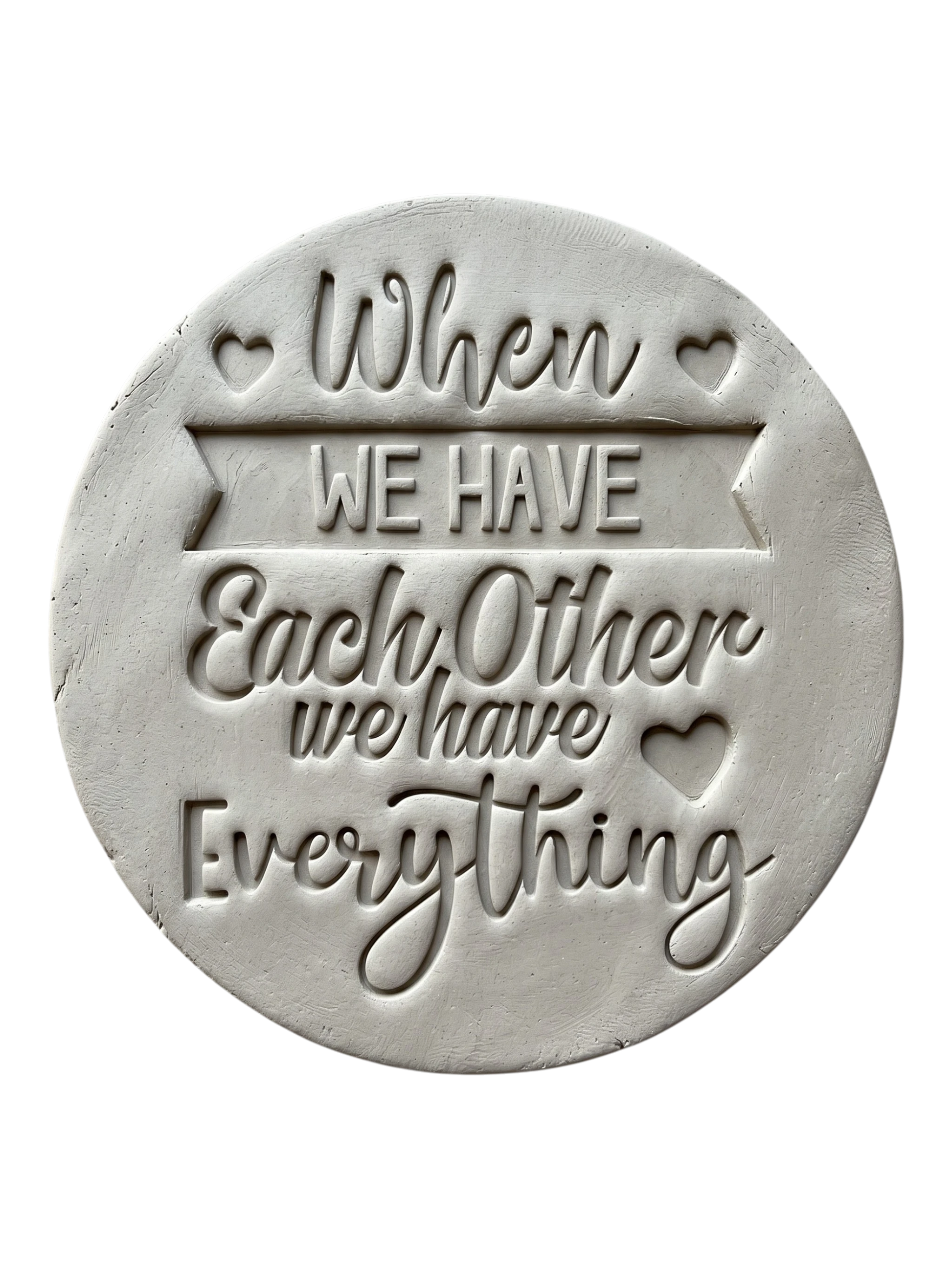 Präziser Abdruck im hellen Ton mit dem Spruch 'When we have each other we have everything' und Herz-Details. Kreative Töpfer-Idee für Hochzeitsgeschenke oder Wandteller.