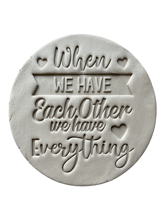 Präziser Abdruck im hellen Ton mit dem Spruch 'When we have each other we have everything' und Herz-Details. Kreative Töpfer-Idee für Hochzeitsgeschenke oder Wandteller.