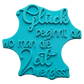 Türkisfarbener Keramikstempel für Ton mit dem Spruch 'Glück beginnt da, wo man die Zeit vergisst'. Hochwertiges Töpferzubehör für achtsame Keramikprojekte.