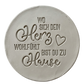 Präziser Abdruck im rohen Ton mit dem Spruch 'Wo sich dein Herz wohlfühlt bist du zu Hause'. Gestaltet mit einem MinseArt Keramikstempel. Detailreiche Töpfer-Idee für Türschilder oder dekorative Wandteller aus Keramik.