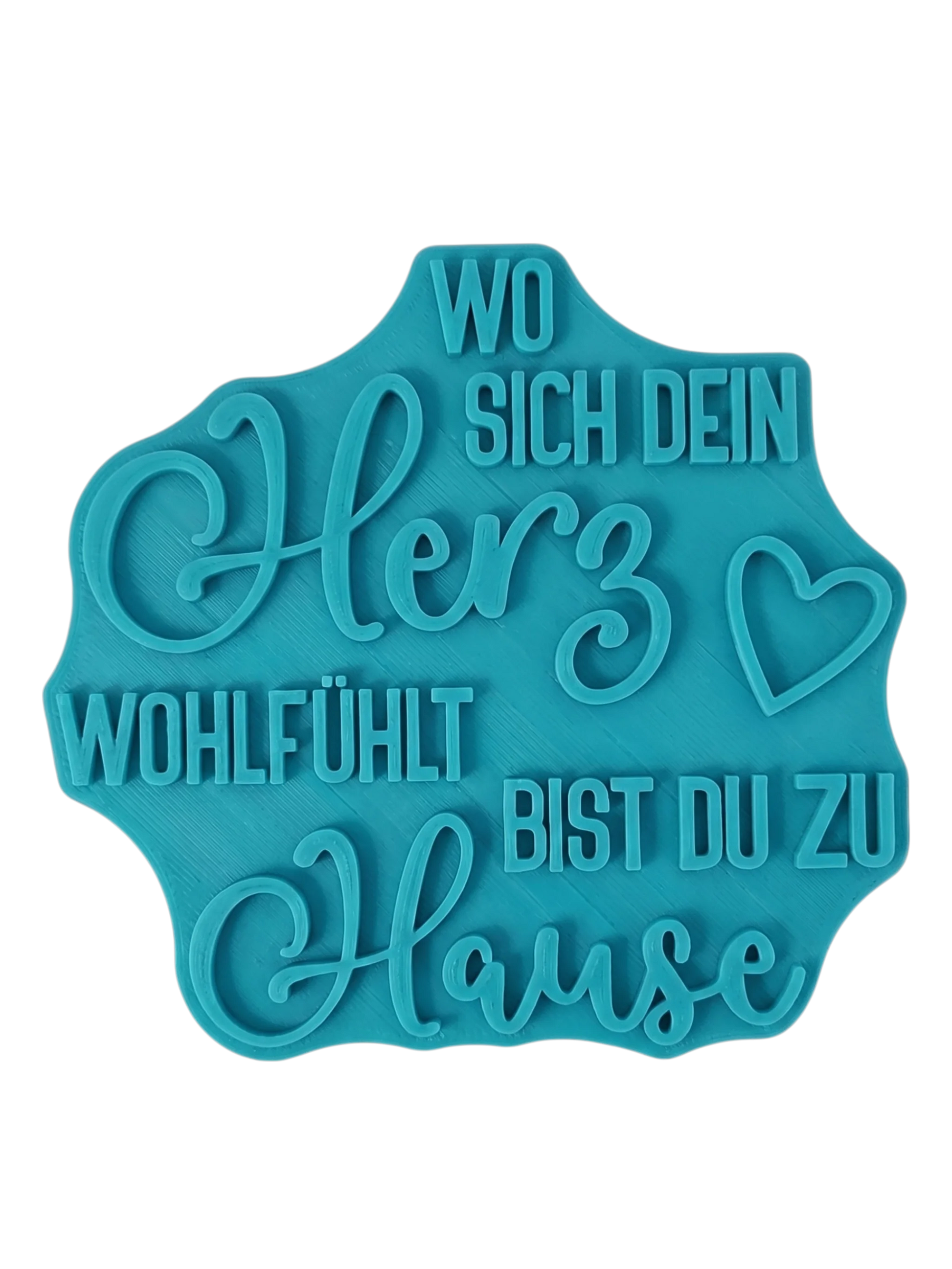Blaugrüner Textstempel für Ton von MinseArt mit dem Herz-Zuhause-Spruch. Hochwertiges Töpferwerkzeug für tiefe und saubere Prägungen in Keramik. Stabiler Stempel für individuelle DIY-Wohnaccessoires.