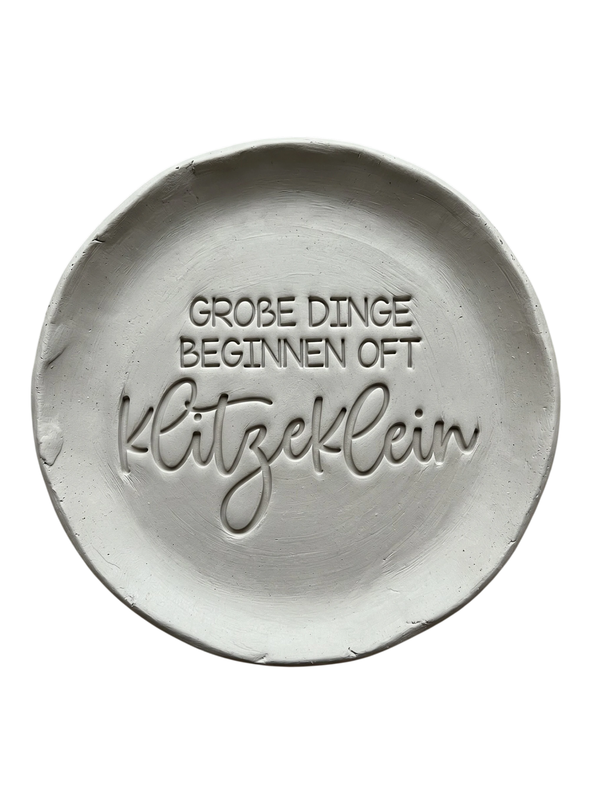 Handgemachte Töpfer-Idee mit dem MinseArt Textstempel: Spruch 'Große Dinge beginnen oft klitzeklein' eingestempelt in hellen Ton. Präziser Abdruck für Keramik-Anhänger und Geschenke zur Geburt oder Neuanfang.