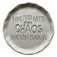 Detaillierter Abdruck im hellen Ton mit dem humorvollen Spruch 'Ohne mich hätte das Chaos gar kein Zuhause'. Kreative Töpfer-Idee für lustige Türschilder oder Wandteller.