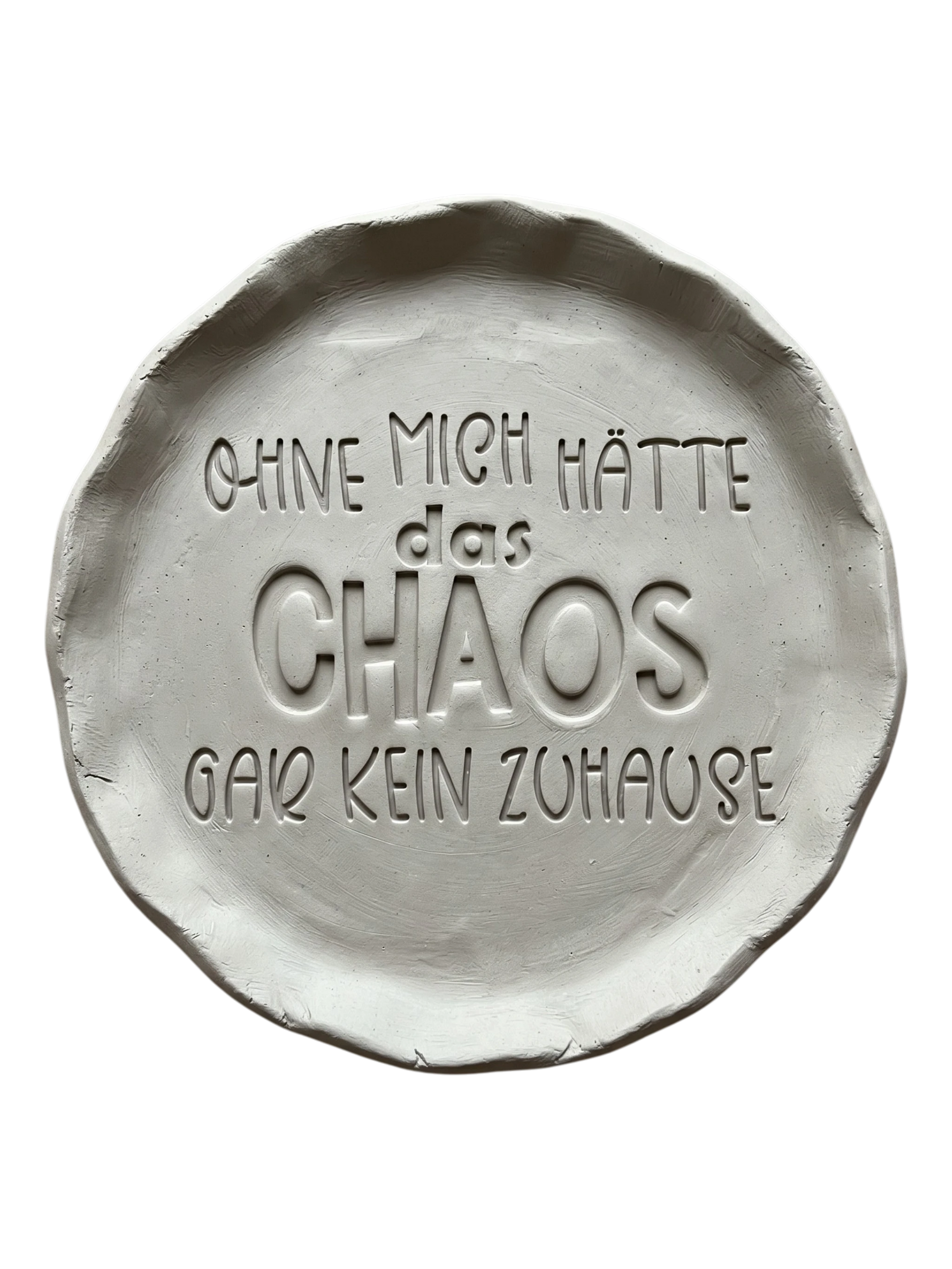 Detaillierter Abdruck im hellen Ton mit dem humorvollen Spruch 'Ohne mich hätte das Chaos gar kein Zuhause'. Kreative Töpfer-Idee für lustige Türschilder oder Wandteller.