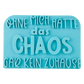 Blaugrüner Textstempel für Ton mit dem Spruch 'Ohne mich hätte das Chaos gar kein Zuhause'. Hochwertiges Töpferwerkzeug für saubere Prägungen in Keramik