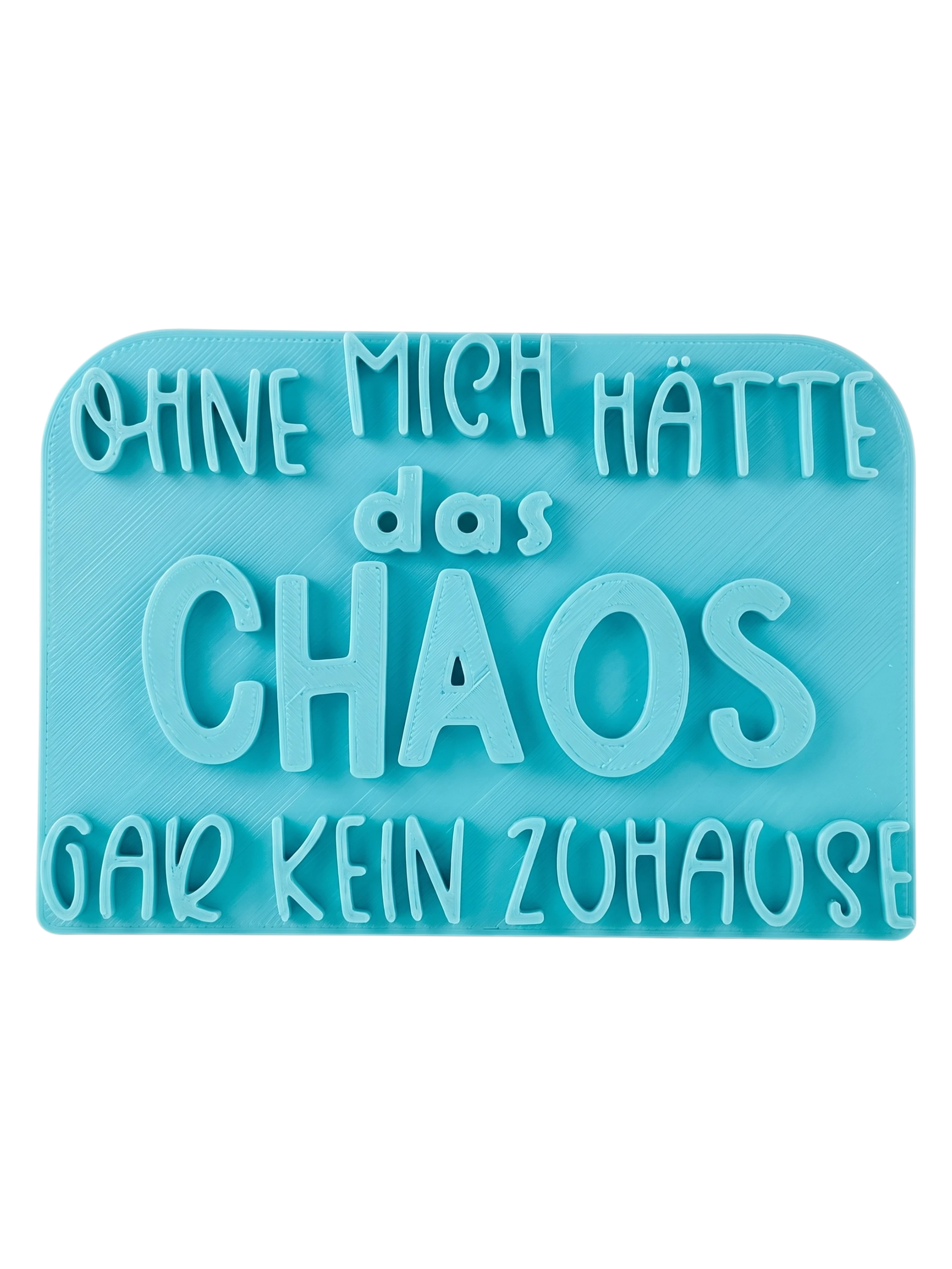 Blaugrüner Textstempel für Ton mit dem Spruch 'Ohne mich hätte das Chaos gar kein Zuhause'. Hochwertiges Töpferwerkzeug für saubere Prägungen in Keramik