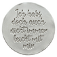 Präziser Stempelabdruck in hellem Ton. Die schwungvolle Handschrift erzeugt ein sauberes Relief auf der runden Tonplatte. Ideal für witzige Keramik-Geschenke.