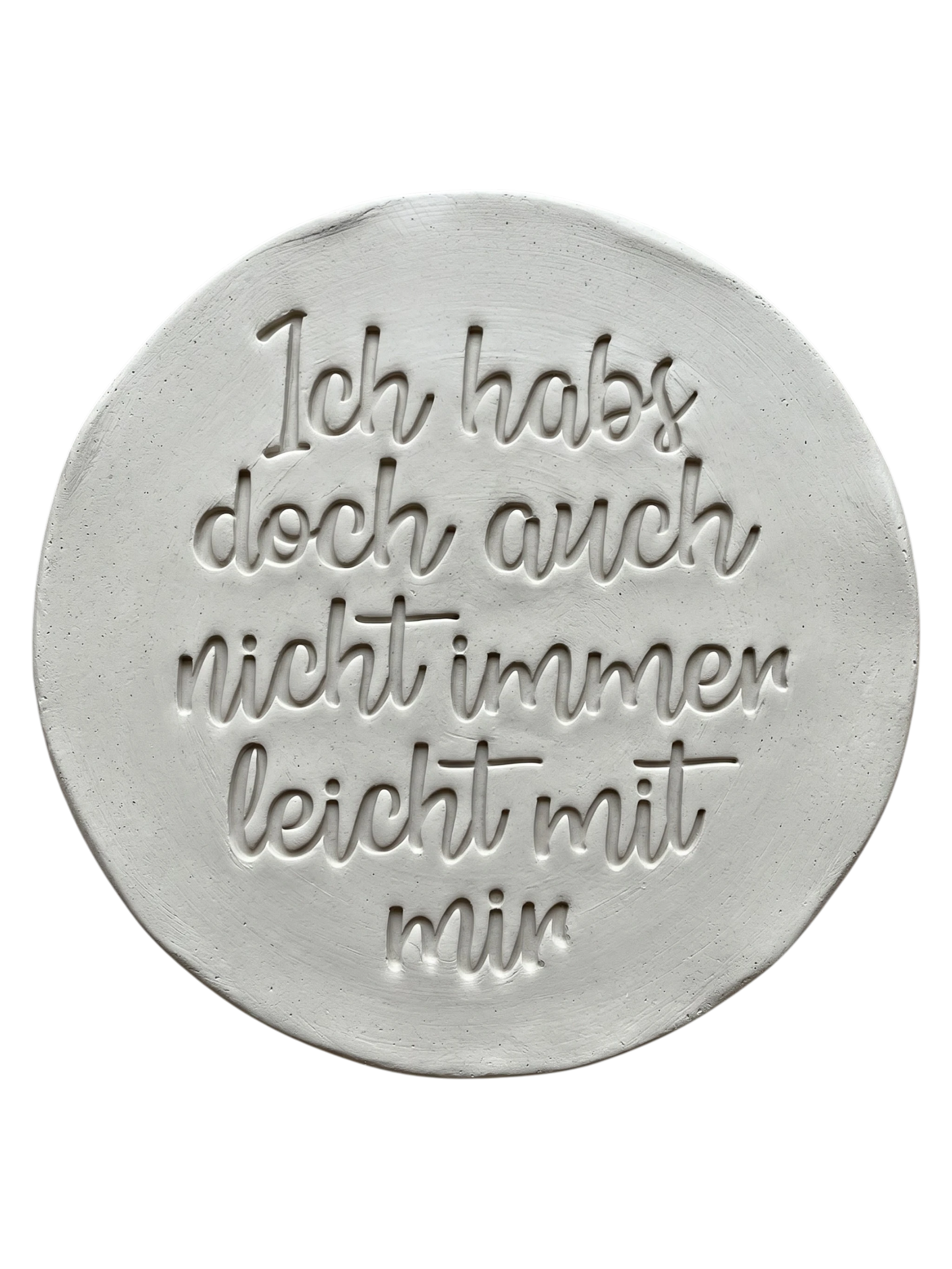 Präziser Stempelabdruck in hellem Ton. Die schwungvolle Handschrift erzeugt ein sauberes Relief auf der runden Tonplatte. Ideal für witzige Keramik-Geschenke.