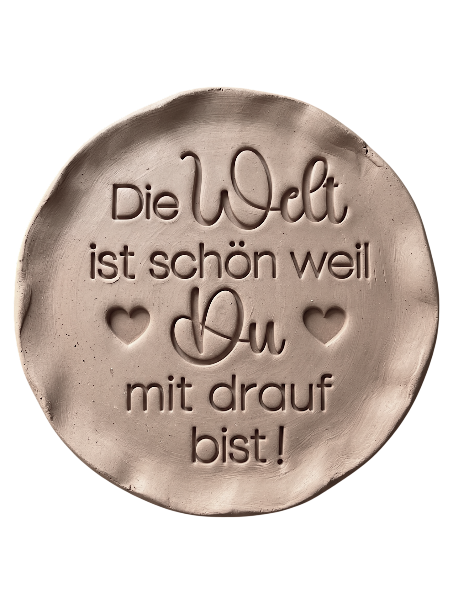 Perfekter Abdruck im Ton mit dem Spruch 'Die Welt ist schön weil Du mit drauf bist!'. Erstellt mit einem MinseArt Keramikstempel. Eine kreative Töpfer-Idee für Geschenke an Lieblingsmenschen, mit präzisen Konturen und feinen Herz-Details.