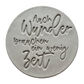 Detailreicher Abdruck im Ton mit dem Spruch 'Auch Wunder brauchen ein wenig Zeit'. Erstellt mit einem MinseArt Keramikstempel. Saubere Konturen und feine Schriftzüge für deine nächste Töpfer-Idee im Bereich Baby und Kinderzimmer.