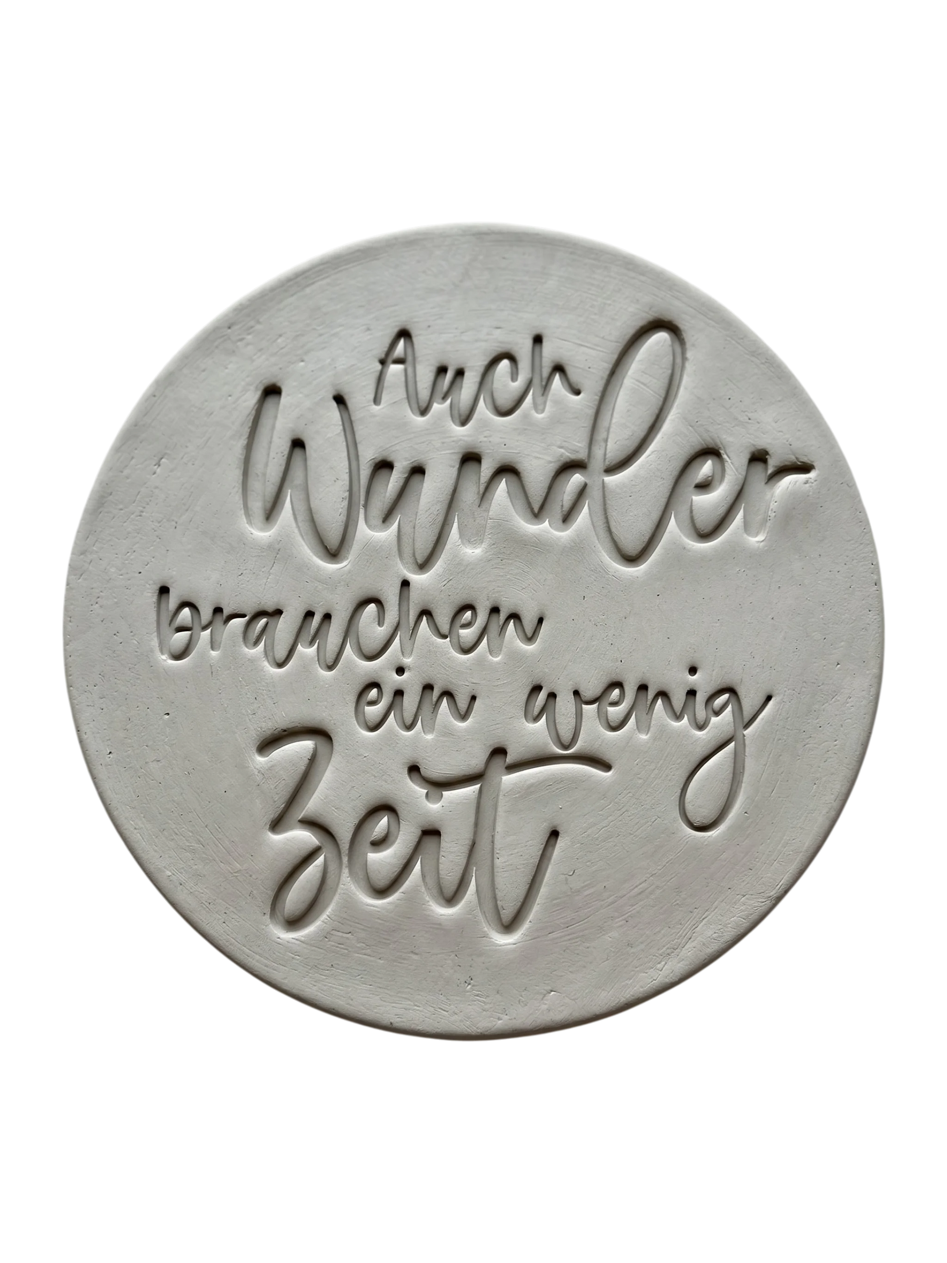 Detailreicher Abdruck im Ton mit dem Spruch 'Auch Wunder brauchen ein wenig Zeit'. Erstellt mit einem MinseArt Keramikstempel. Saubere Konturen und feine Schriftzüge für deine nächste Töpfer-Idee im Bereich Baby und Kinderzimmer.