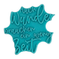 Blaugrüner Textstempel für Ton von MinseArt mit dem Spruch 'Auch Wunder brauchen ein wenig Zeit'. Hochwertiges Töpferwerkzeug für tiefgehende Prägungen. Ideal für DIY-Geschenke zur Geburt oder Taufe.