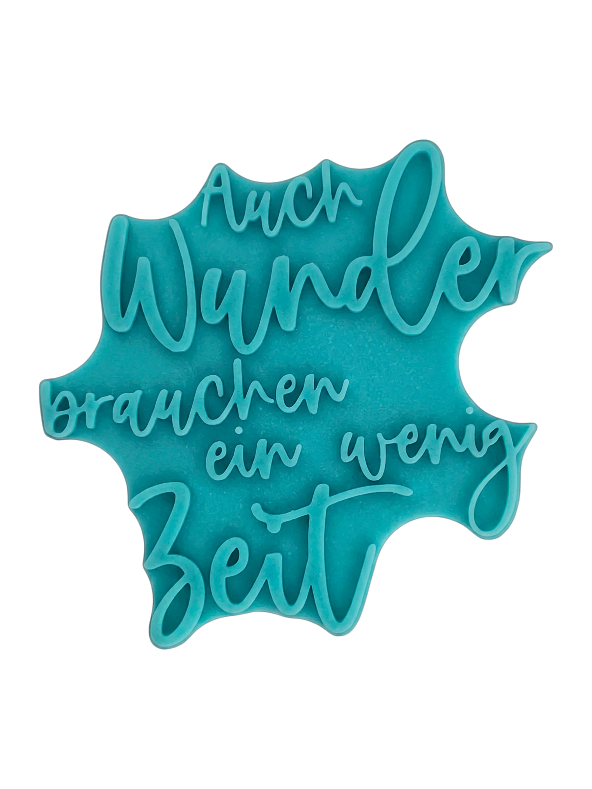 Blaugrüner Textstempel für Ton von MinseArt mit dem Spruch 'Auch Wunder brauchen ein wenig Zeit'. Hochwertiges Töpferwerkzeug für tiefgehende Prägungen. Ideal für DIY-Geschenke zur Geburt oder Taufe.