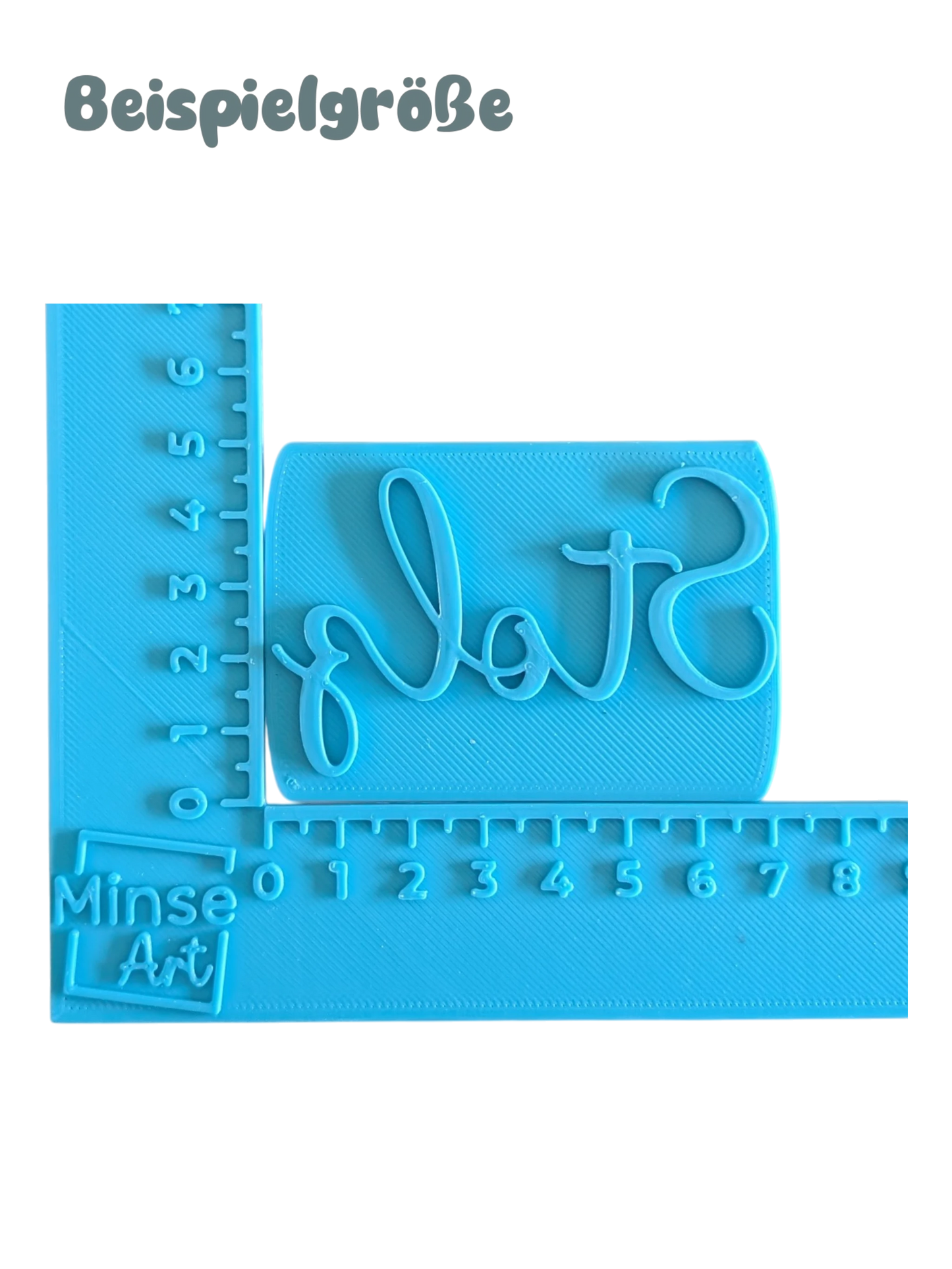 Blauer Keramikstempel mit dem Schriftzug Stolz im blauen Winkel-Messinstrument (in cm) zur Darstellung der Größenoptionen von 7 cm und 10 cm.