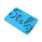 Schräge Nahaufnahme des blauen Tonstempels Stolz mit klaren Relief-Kanten.