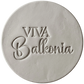 Präziser Stempelabdruck des Schriftzugs 'VIVA Balkonia' in hellem Ton. Das saubere, tiefe Relief auf der runden Tonplatte zeigt die harmonische Kombination aus klarer Druckschrift und verspielter Schreibschrift mit einem kleinen Herz-Detail über dem i. Ein perfektes Töpfer-Ergebnis mit einem MinseArt Keramikstempel.