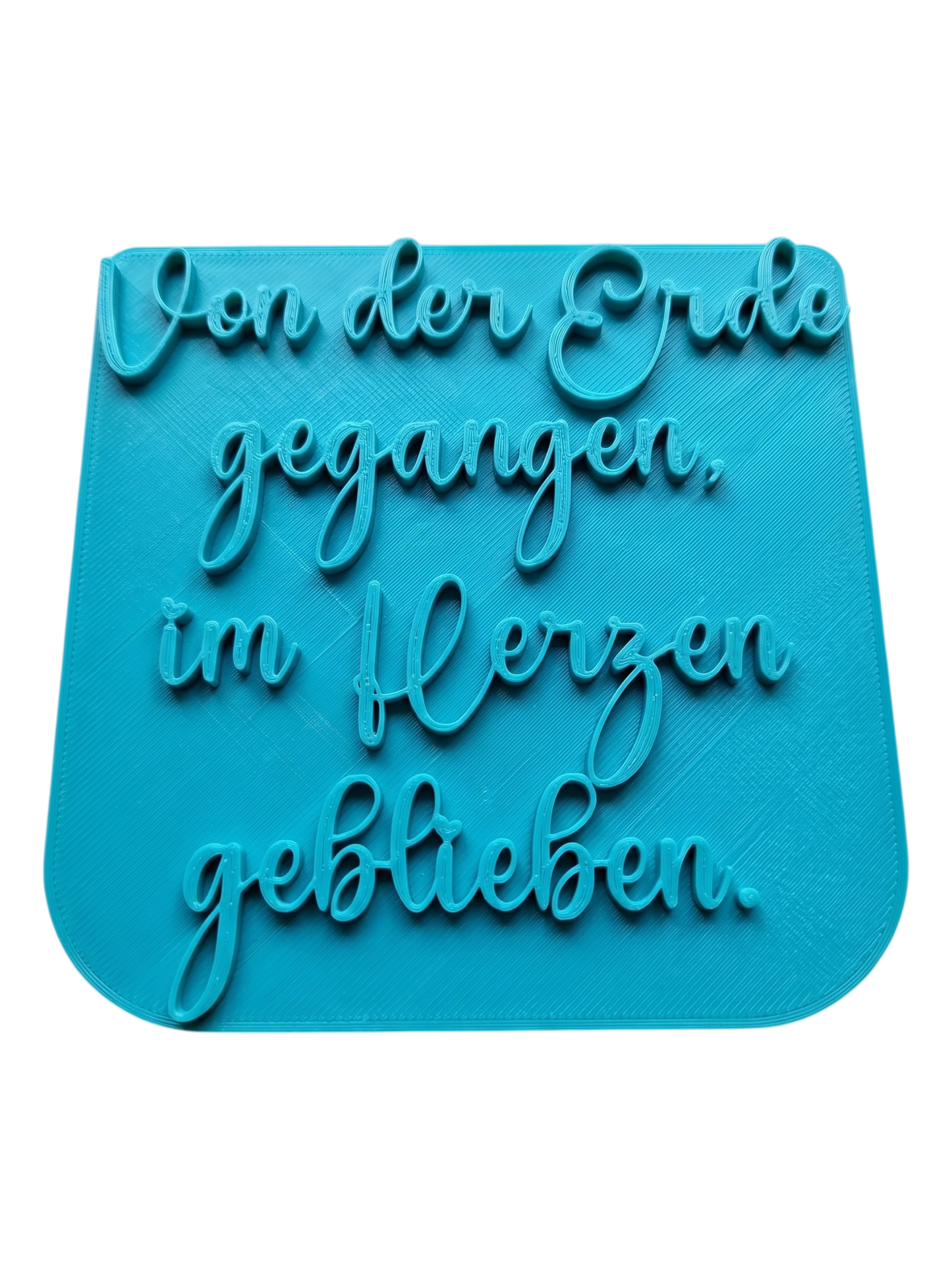 Draufsicht auf den Keramikstempel und Tonstempel 'Von der Erde gegangen, im Herzen geblieben'. Ein detailreicher Textstempel mit liebevollen Herz-Details für würdevolle Erinnerungsstücke.