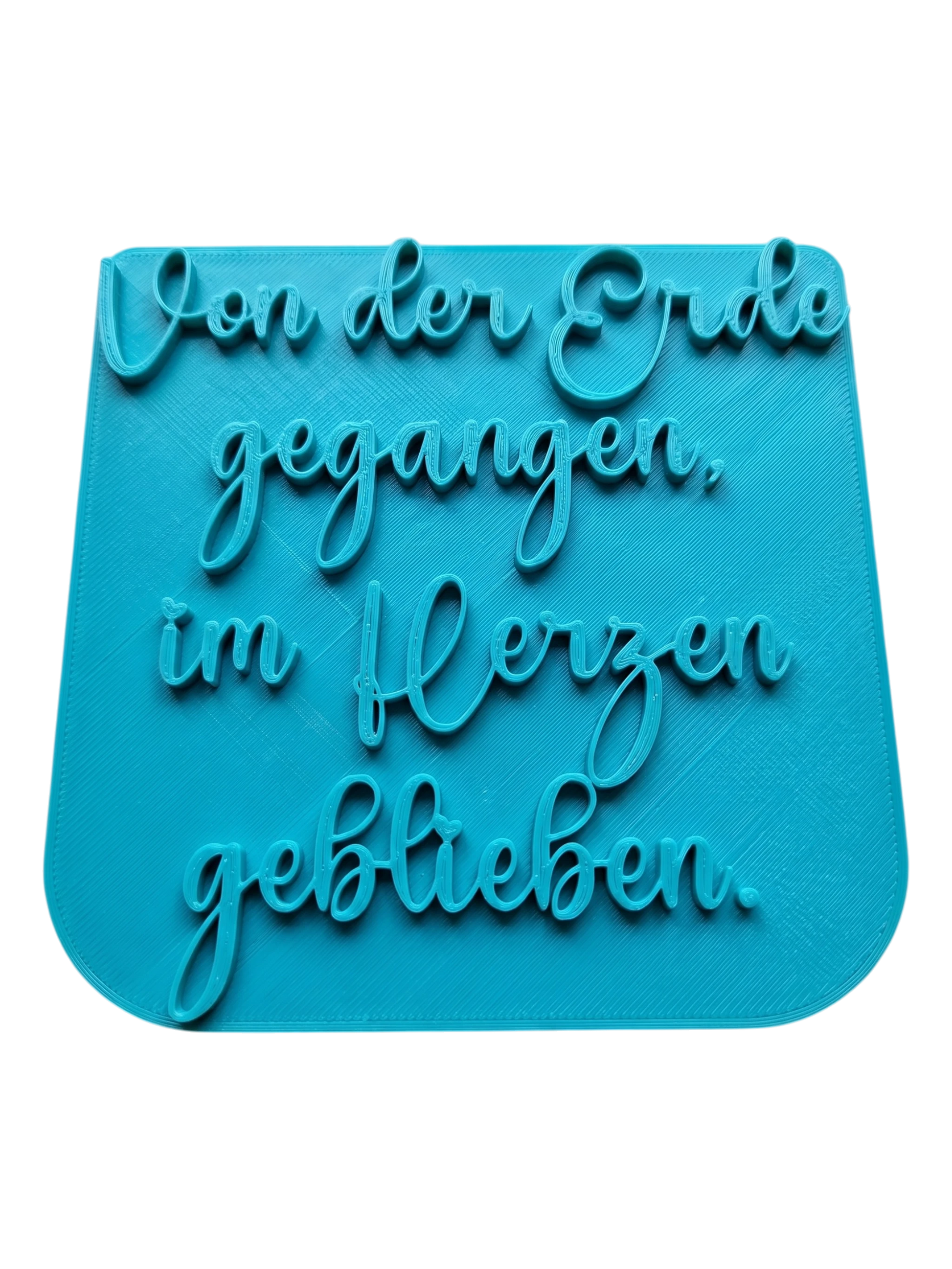 Draufsicht auf den Keramikstempel und Tonstempel 'Von der Erde gegangen, im Herzen geblieben'. Ein detailreicher Textstempel mit liebevollen Herz-Details für würdevolle Erinnerungsstücke.