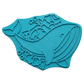 Ein fertig glasierter Keramikteller in Blaugrün mit einem detailreichen Wal-Motiv und Blumen. Die Glasur betont die präzisen Konturen des handgefertigten Stempelabdrucks von MinseArt.