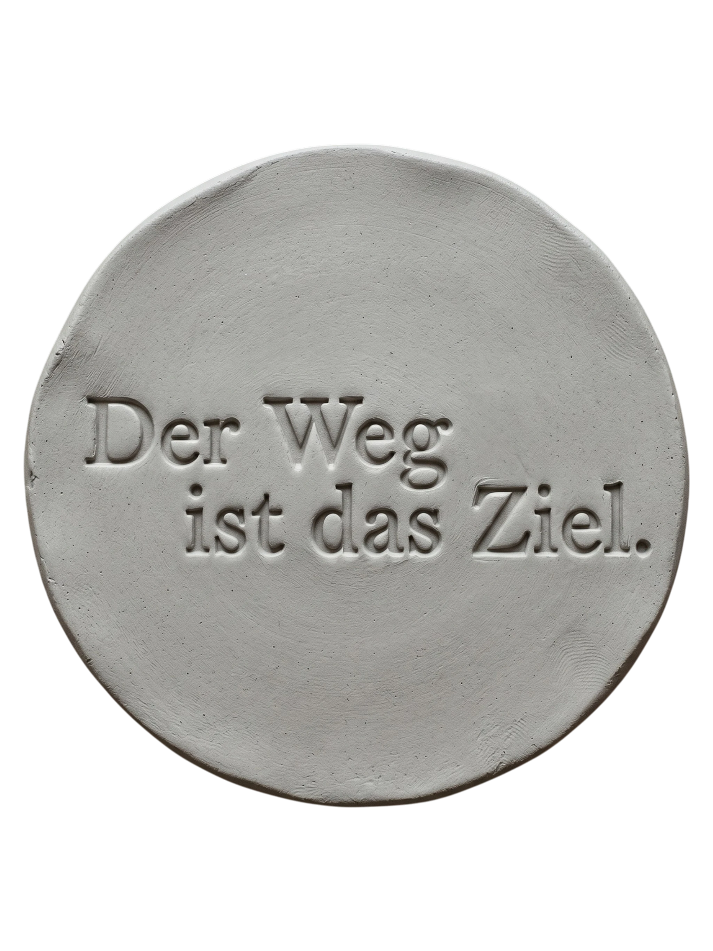 Präziser Stempelabdruck 'Der Weg ist das Ziel' in hellem Ton. Sauberes, tiefes Relief auf einer runden Tonplatte, erstellt mit einem MinseArt Textstempel