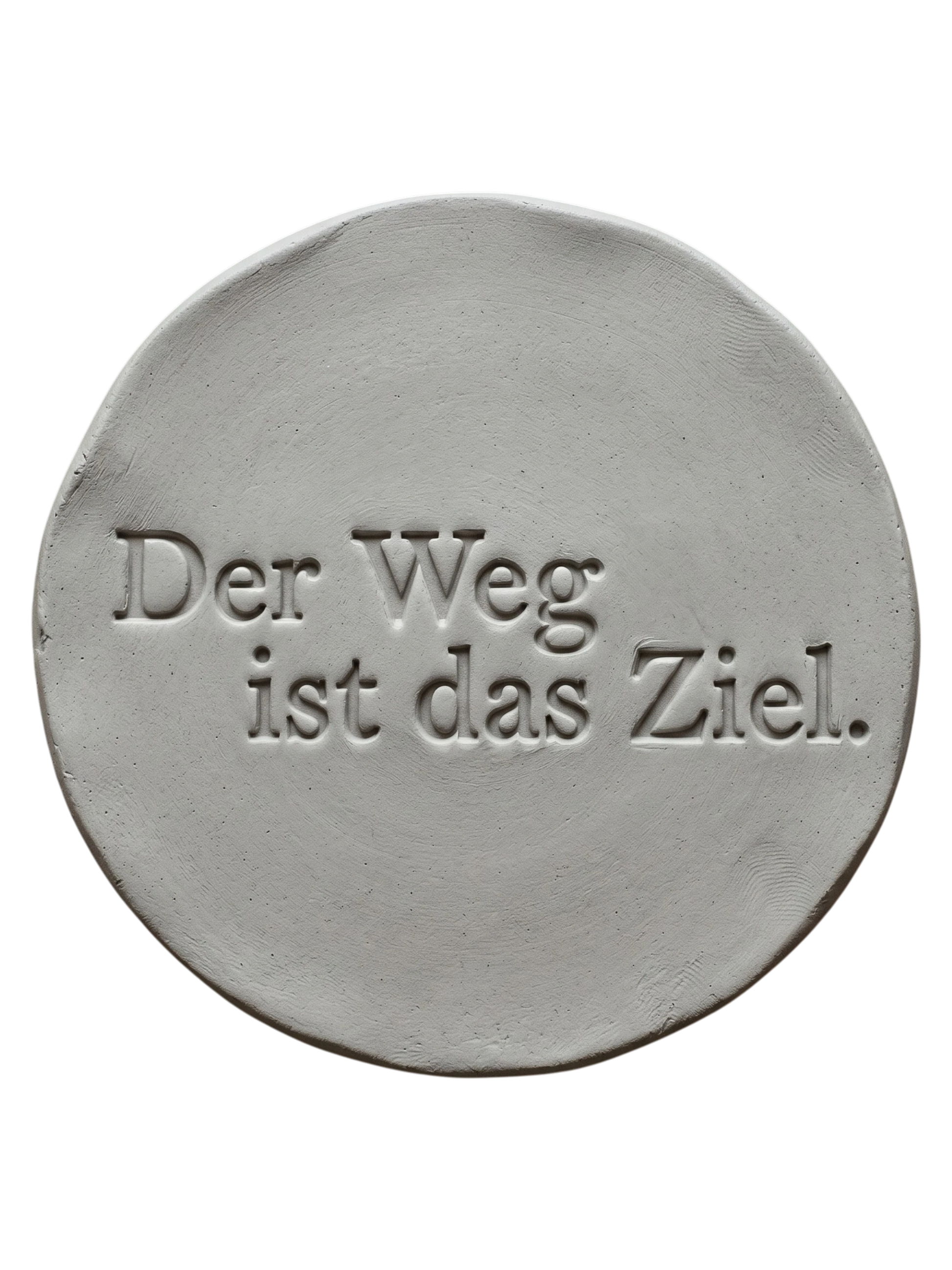Präziser Stempelabdruck 'Der Weg ist das Ziel' in hellem Ton. Sauberes, tiefes Relief auf einer runden Tonplatte, erstellt mit einem MinseArt Textstempel