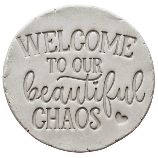 Keramikstempel Abdruck „Welcome to our beautiful chaos“. Detailreicher Prägestempel Abdruck für Ton mit Herz-Motiv, ideal für lustige Türschilder und Töpfer-Projekte.