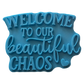Türkisfarbener Keramikstempel „Welcome to our beautiful chaos“. Detailreicher Prägestempel für Ton mit Herz-Motiv, ideal für lustige Türschilder und Töpfer-Projekte.