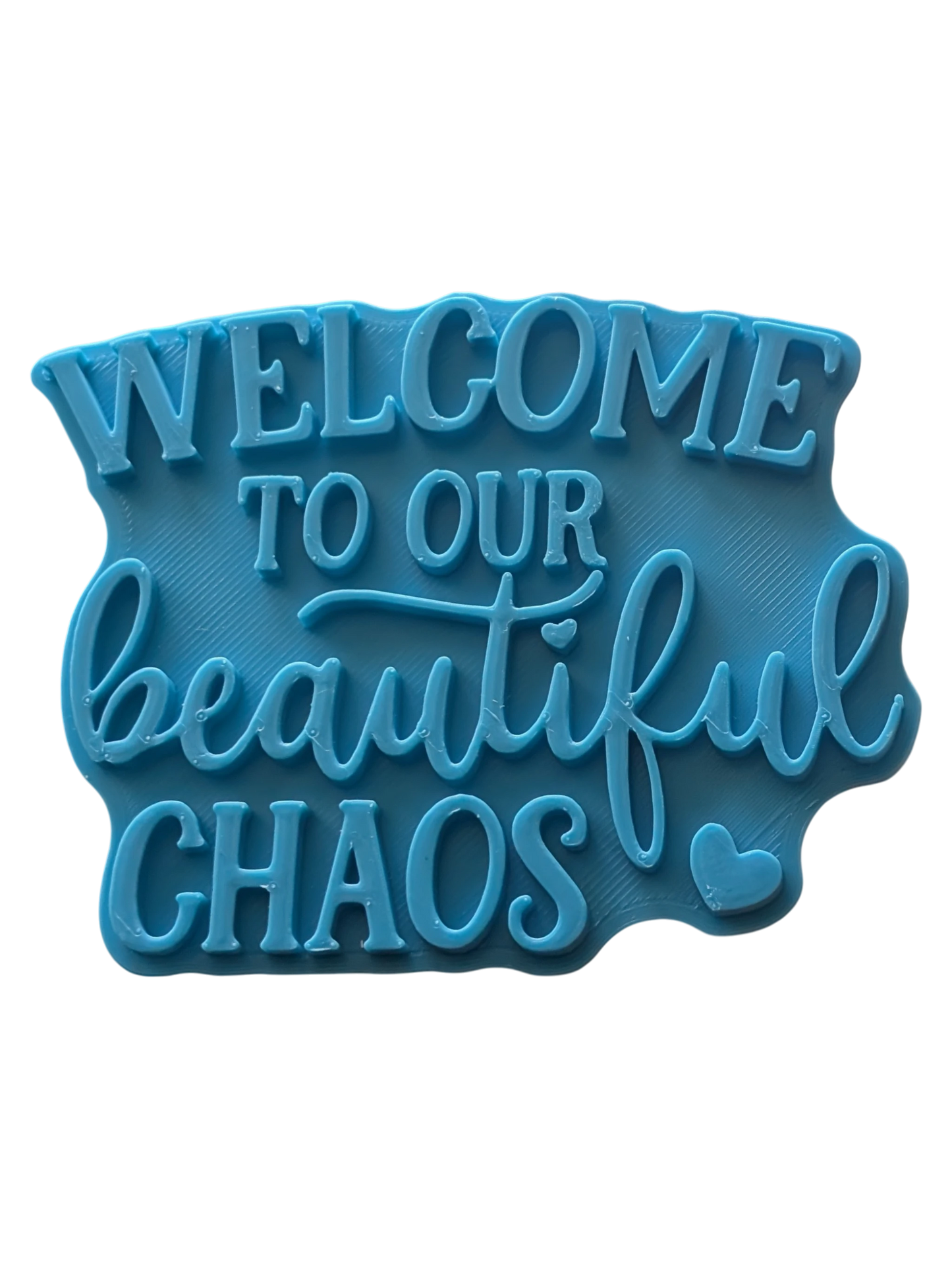 Türkisfarbener Keramikstempel „Welcome to our beautiful chaos“. Detailreicher Prägestempel für Ton mit Herz-Motiv, ideal für lustige Türschilder und Töpfer-Projekte.